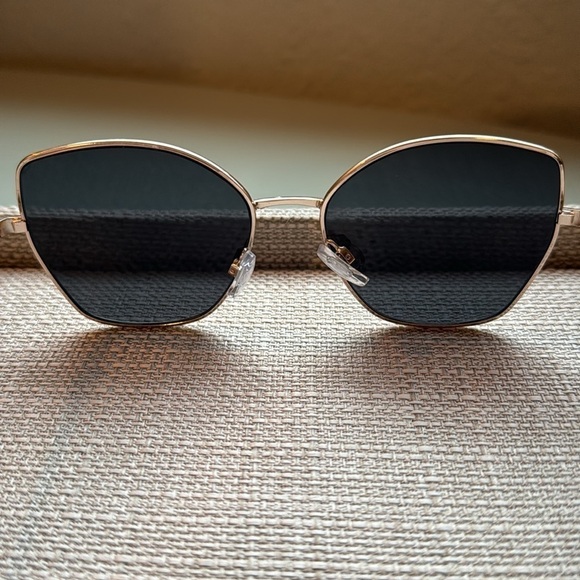 CUTE STRUCTURED CAT EYE SUNGLASSES (OS) - Picture 7 of 7